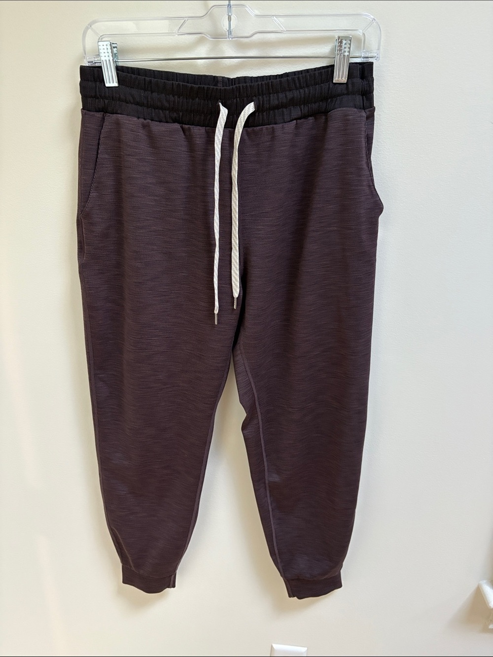 Vuori Women’s Drawstring Joggers in Burgundy